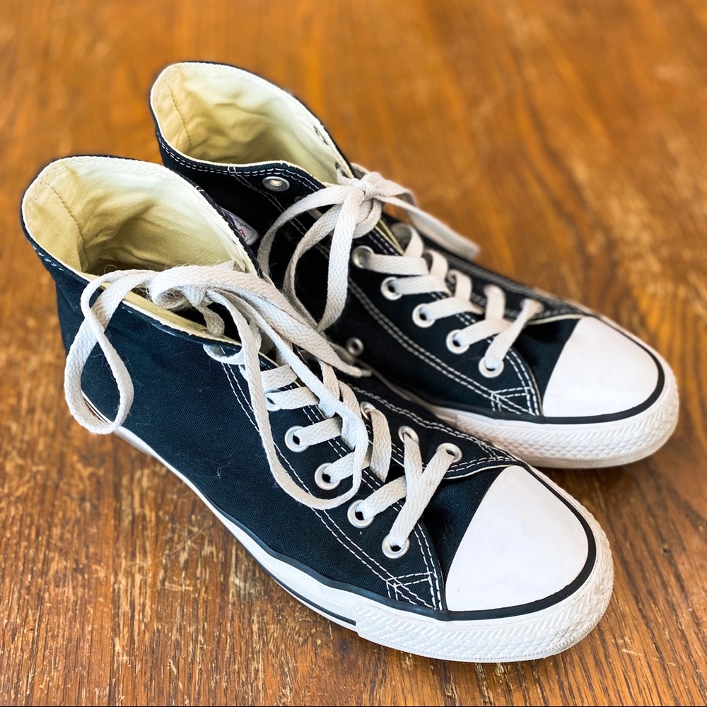 Converse Chuck Taylor All Star Classic High Tops in Black (Women’s 10, Men’s 8)